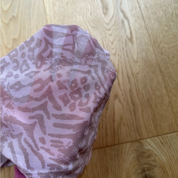 Tna Aritzia Size XS Brooklyn shirt Short Sleeve Sheer  Mesh Animal print - Picture 4 of 9